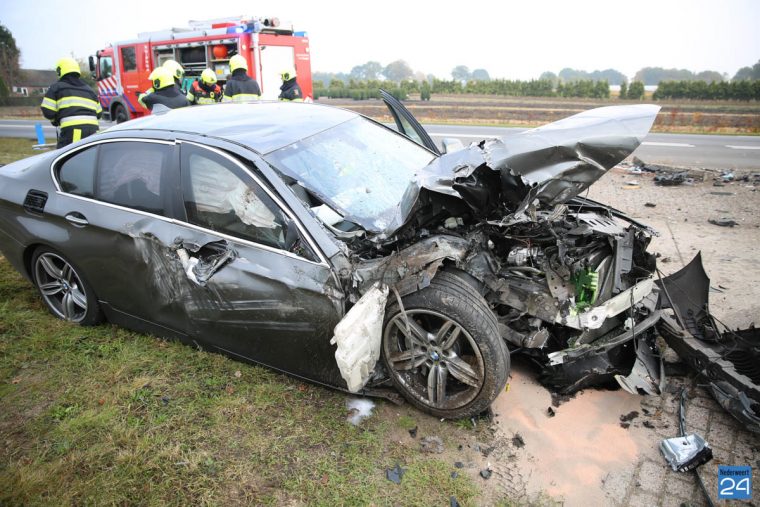 auto-van-arrestatieteam-rijdt-tegen-graafmachine-11