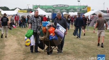 Parkeren, camping, food en mobieltjes op Bospop (Foto's)