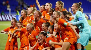 Oranjefeest | Groot scherm op Raadhuisplein Nederweert tijdens finale WK-damesvoetbal
