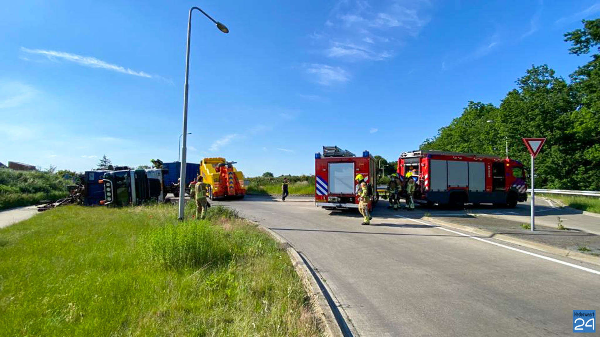 Vrachtwagen gekanteld Rijksweg Noord N266 Nederweert ...