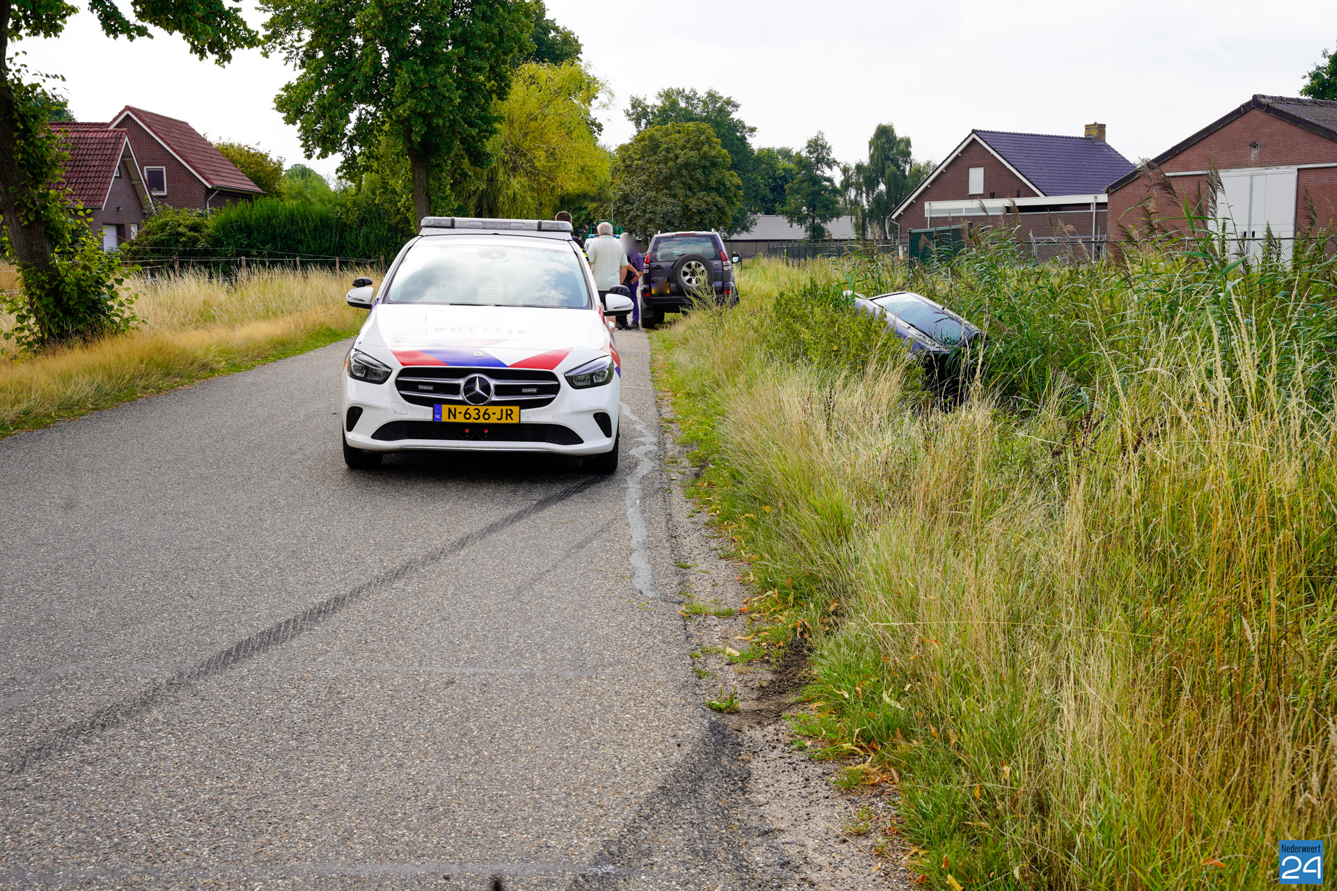 Auto Belandt In Sloot Herstraat Nederweert - Nederweert24