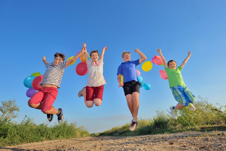 kinderen spelen met ballonen