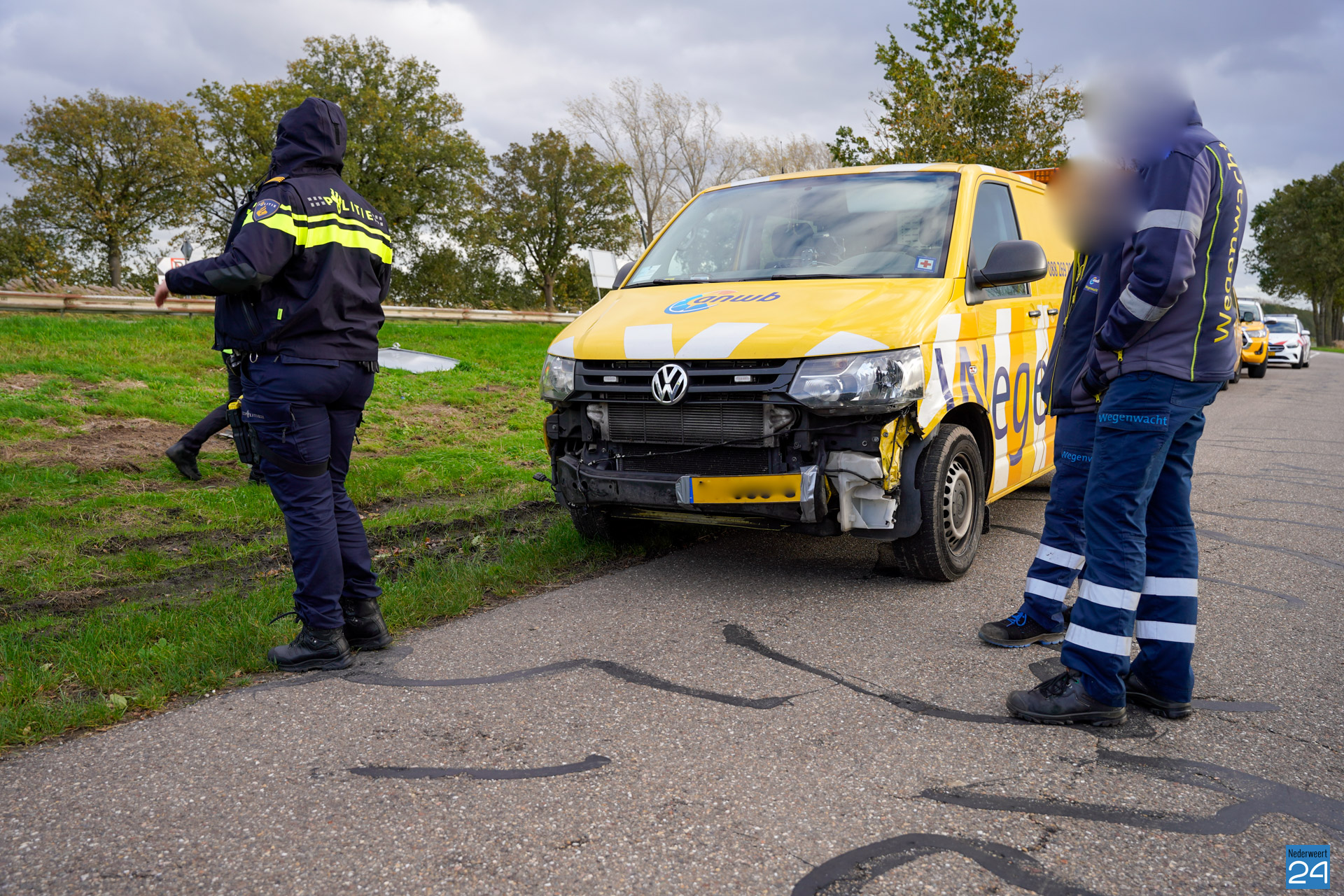 Vier Personen En Hond Verlaten Plaats Ongeval Na Flinke Crash Wetering ...