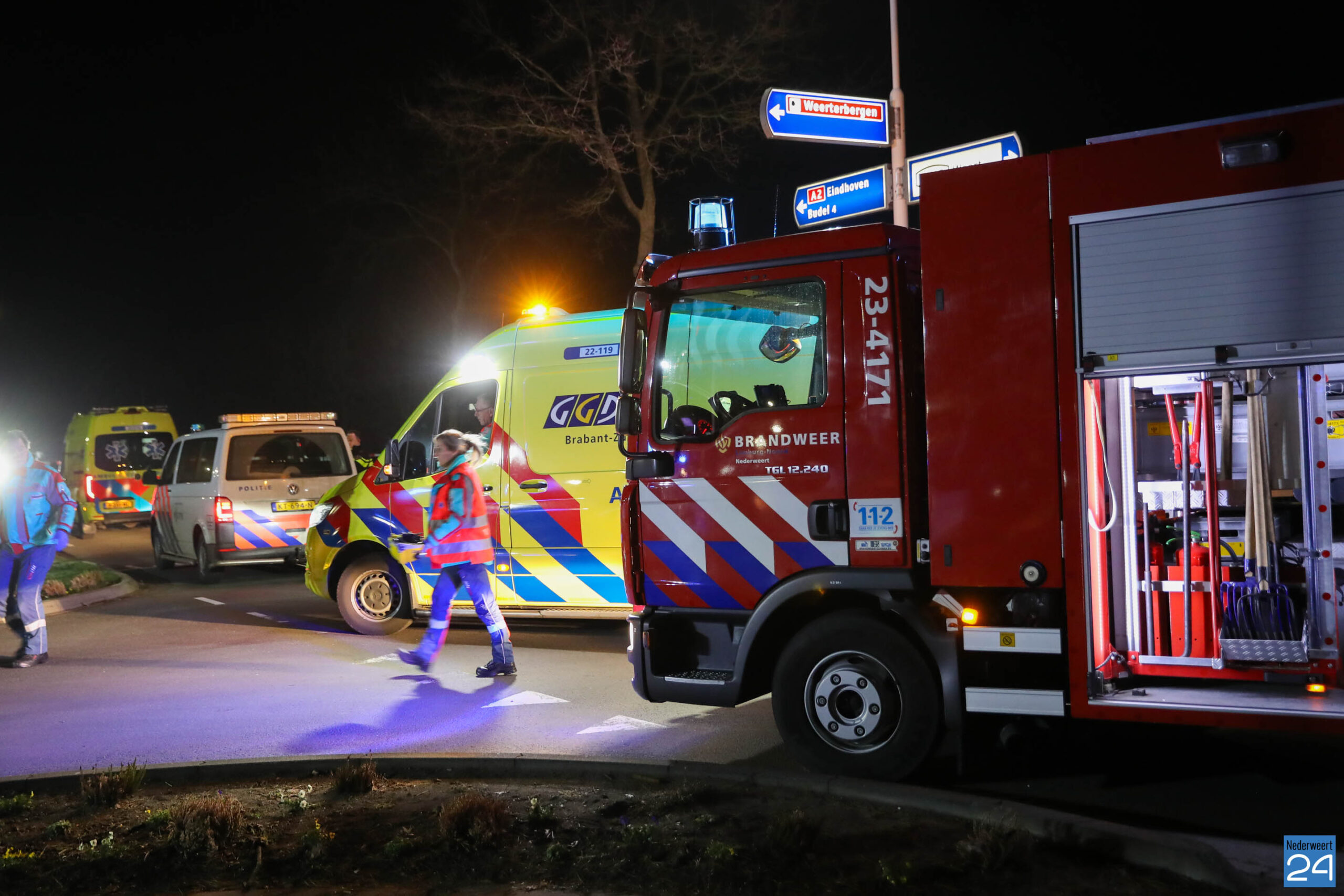 Brandweer Bevrijdt Vrouw Onder Auto Vandaan - Nederweert24