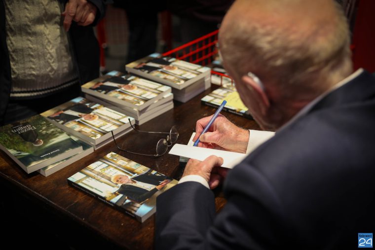 Gerard Kessels tijdens signeersessie bij Bruna Nederweert