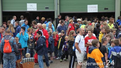 Wandelvierdaagse KVW Nederweert 2013 van start vanaf gemeente garage.