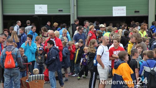 Wandelvierdaagse KVW Nederweert 2013 van start vanaf gemeente garage.