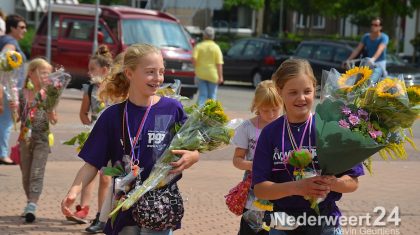 Intocht wandelvierdaagse Nederweert op Raadhuisplein