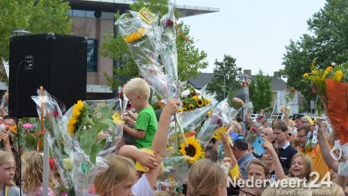 Intocht wandelvierdaagse Nederweert op Raadhuisplein