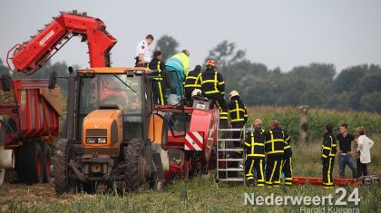 Ongeval Swartbroek. Jongen bekneld met benen in uienrooimachine