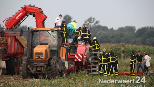 Ongeval Swartbroek. Jongen bekneld met benen in uienrooimachine