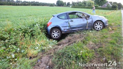 Vanmorgen is een auto hard in de sloot terecht gekomen op de Beelenstraat in Ospel.