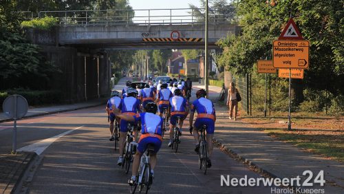 Fietsende ondernemers vertrekken vanuit Golden Tulip Weert aan hun fietstocht van 350 km