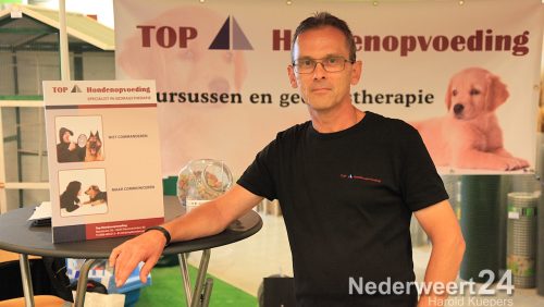 Zaterdag was hondengedragskundige Theo Hoogwerf uit Maasmechelen (B) te gast bij de Aveve (Boerenbondwinkel) in Nederweert.