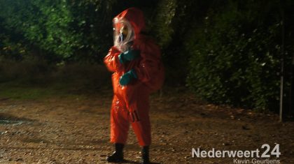 Maandag heeft de brandweer ook al monsters van de vloeistoffen en luchtmonsters genomen om te achterhalen wat voor stoffen er zich bevinden op het terrein aan de Kraanmeester op industrieterrein Leuken in Weert.