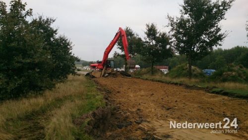 De Anton Philipsweg is afgesloten voor alle verkeer in verband met de aanleg van het ecoduct of wel de natuurbrug over de A2.