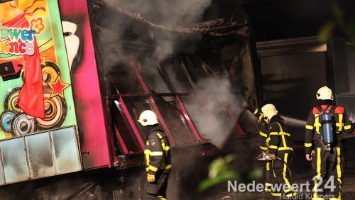 Kermis aanhanger brand volledig uit op de Hoolstraat in Weert