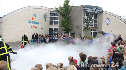 Nadat alle kinderen zich verzameld hadden rondom het vuur kwam de brandweer met loeiende sirene aangereden om het vuur te doven. Toen de klus geklaard was mochten alle kinderen zelf nog even blussen en natuurlijk het voertuig van buiten, maar vooral van binnen bekijken. Hoogte punt was natuurlijk de knop voor de sirene.