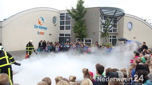 Nadat alle kinderen zich verzameld hadden rondom het vuur kwam de brandweer met loeiende sirene aangereden om het vuur te doven. Toen de klus geklaard was mochten alle kinderen zelf nog even blussen en natuurlijk het voertuig van buiten, maar vooral van binnen bekijken. Hoogte punt was natuurlijk de knop voor de sirene.