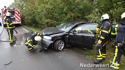 Ongeval Eindhovenseweg Weert, eenzijdig auto tegen boom