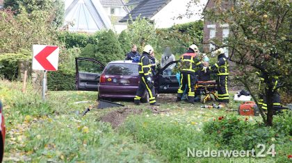 Zaterdagmiddag is een auto vanaf de Diesterbaan in Weert uit de bocht gevlogen en in een tuin geland.