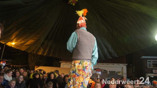 Zondagmiddag is het 4x11 jubileum jaar van V.V. de Vlikkesteakers van start gegaan. De opening van het vastelaovundjsseizoen vind plaats onder een MEGA grote parasol voor het Vlikkepeliees.