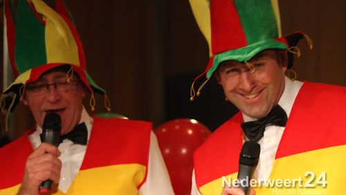 Zaterdagavond was er volop live muziek in Nederweert en Ospel te horen. Zowel De Pinmaekers als De Vlikkestaekers hadden hun jaarlijkse liedjesavond. De Vlikkestakers waren allemaal bij elkaar gekomen in het Vlikkepeliees.