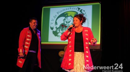 Zaterdagavond was het weer volle bak tijdens het Ni-jwieërter Vastelaovundj Schlagerfestival van de Pinmaekers. De hele familie van de Pinmaekers vereniging was weer bij elkaar gekomen in de Pinnenhof in Nederweert om te genieten van zeven nieuwe vastelaovundj-nummers.