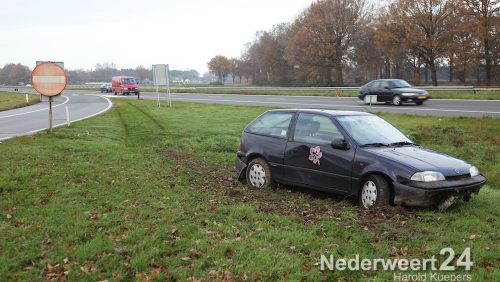 Zondagmorgen heeft een bestuurder van een personenauto de afslag naar het AC-restaurant bij Nederweert gemist en is hard in de berm terecht gekomen.