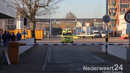 Dinsdagmiddag is er een man bekneld geraakt in een plaatmachine bij het bedrijf Depron in Weert. De bedrijfsbrandweer, ambulance, brandweer en een traumahelikopter werden gealarmeerd.