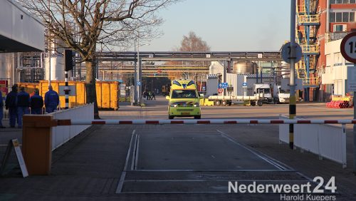 Dinsdagmiddag is er een man bekneld geraakt in een plaatmachine bij het bedrijf Depron in Weert. De bedrijfsbrandweer, ambulance, brandweer en een traumahelikopter werden gealarmeerd.