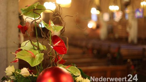 Kerstversiering kerk Ospel door Riek Op 't Root en Nellie Briels