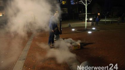 Dinsdagavond is er op het Horecaplein in Nederweert rond de klok van zes uur vuurwerk afgestoken. De dozen die achter bleven branden nog wat na.