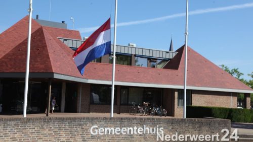 De gemeente van Nederweert heeft vrijdagmorgen om 7:00 uur de Nederlandse vlag halfstok gehangen in verband met de crash van het vliegtuig donderdagmiddag in Oekraïne.