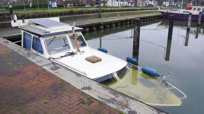 20241221_Plezierboot-zinkt-in-Passantenhaven-Weert_1