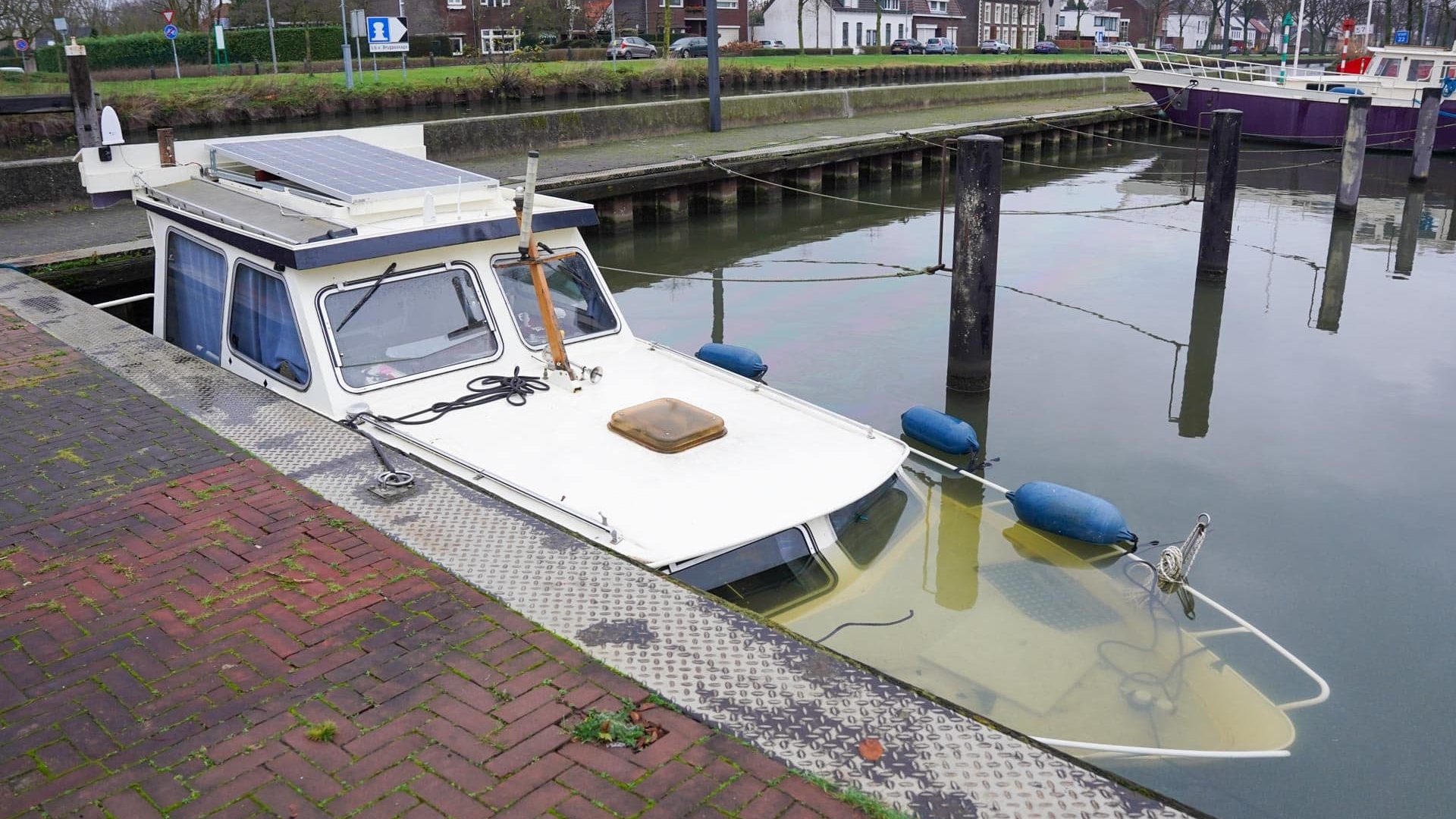 20241221_Plezierboot-zinkt-in-Passantenhaven-Weert_1