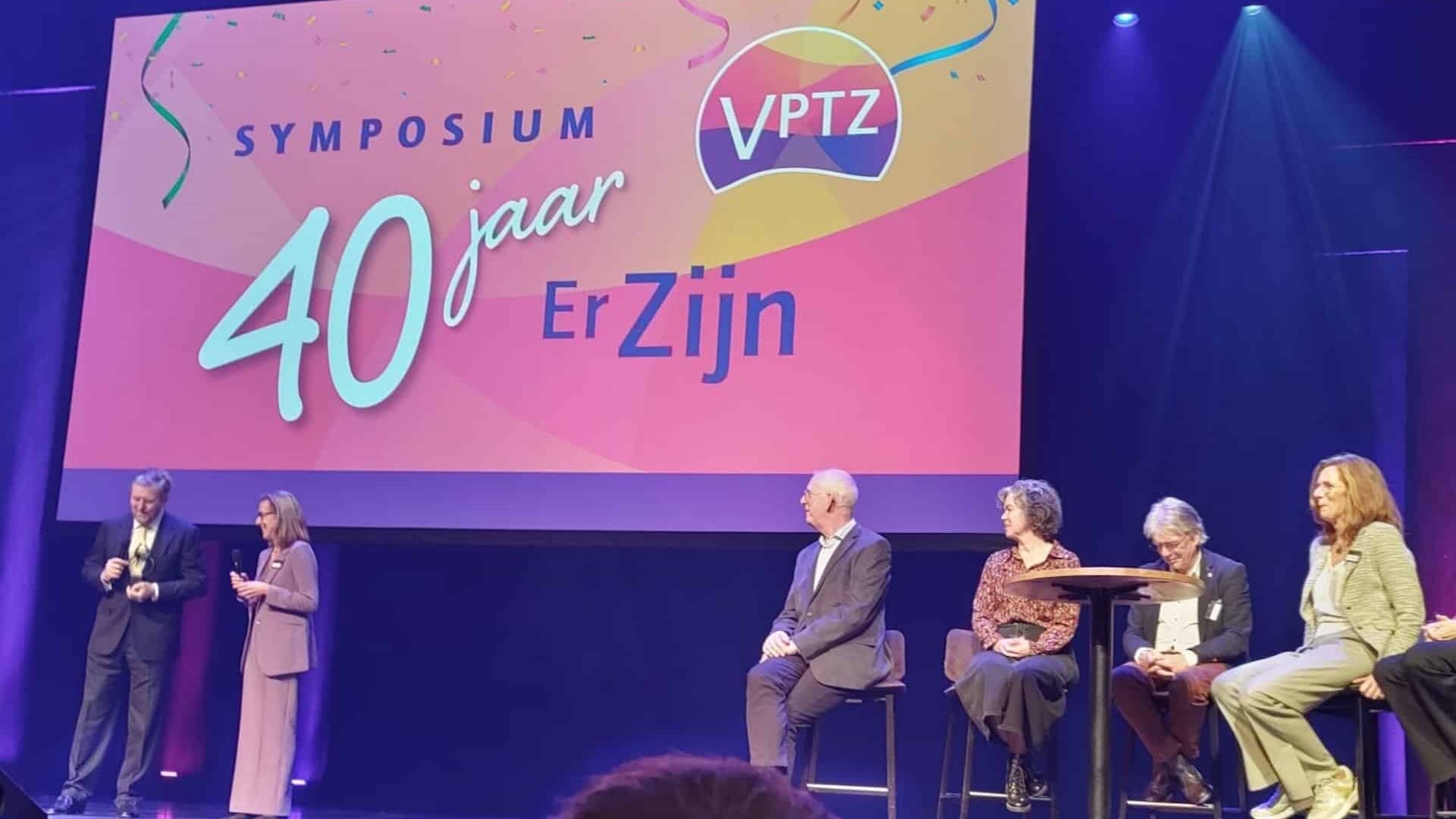 2024_11_21-Josefien-Hoeben-uit-Nederweert-in-gesprek-met-koning-tijdens-symposium-VPTZ