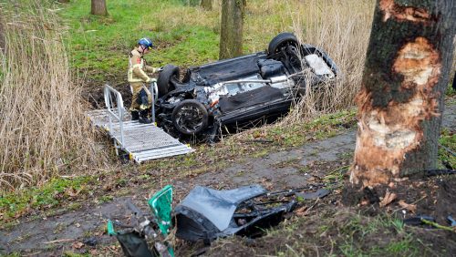 2024_12_15-Ernstig-verkeersongeval-Venloseweg-N275-Ospel-auto-boom-sloot-12