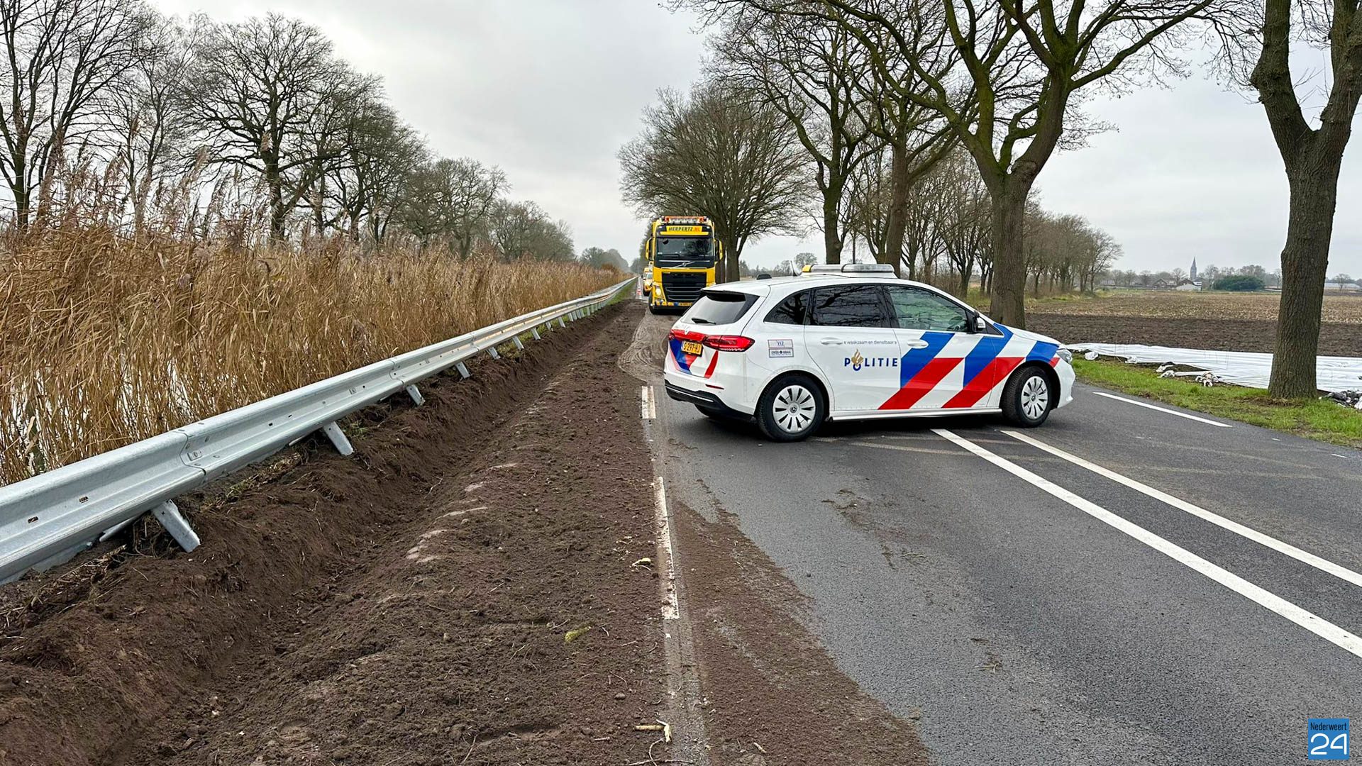 2024_12_17-Ongeval-Venloseweg-vrachtwagen-in-berm-3