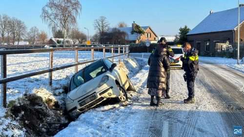 20250110_Twee-autos-belanden-in-greppel-langs-Bocholterweg-in-Weert_5