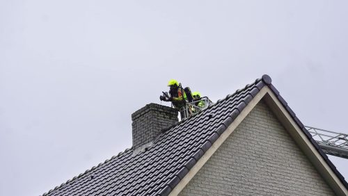 20250116_Brandweer-onderzoekt-schoorsteenbrand-bij-woning-aan-Limburglaan_6