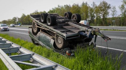 Aanhangwagen-geladen-met-auto-belandt-op-de-kop-op-snelweg-A2-4