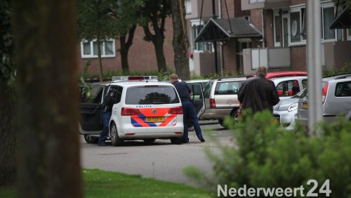 Donderdag avond is aan de Laurenburg in Weert een man aangehouden die dreigden om zijn woning in een flat aldaar op te blazen.