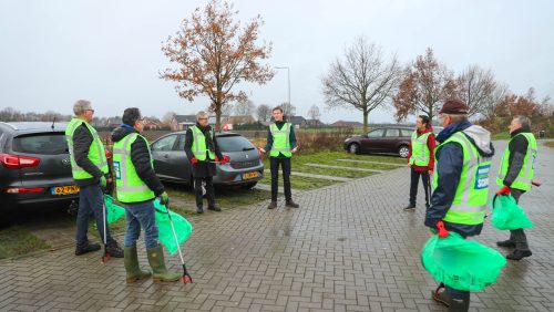 Afval-gemeente-Nederweert-wethouder-Voss-en-vrijwilligers-1