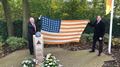 Ambassadeur-Hoekstra-en-Niek-Hendrix-bij-het-monument