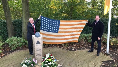 Ambassadeur-Hoekstra-en-Niek-Hendrix-bij-het-monument