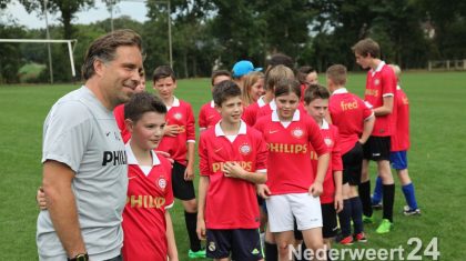 Art Lengeler train jeugd eindes Boys in Nederweert eind voetbal