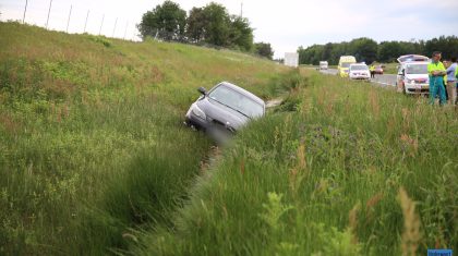 Auto-belandt-in-greppel-A2