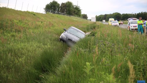 Auto-belandt-in-greppel-A2