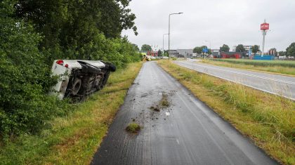 Auto-belandt-in-sloot-Randweg-West-Nederweert-3